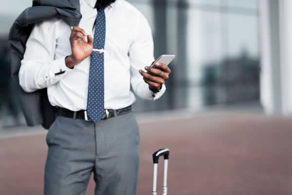 Voyageur consultant son telephone avant son transport