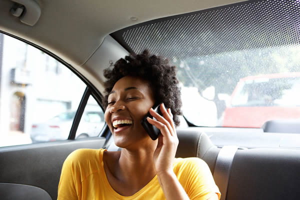 Passagere souriante a l'arriere d'un vehicule