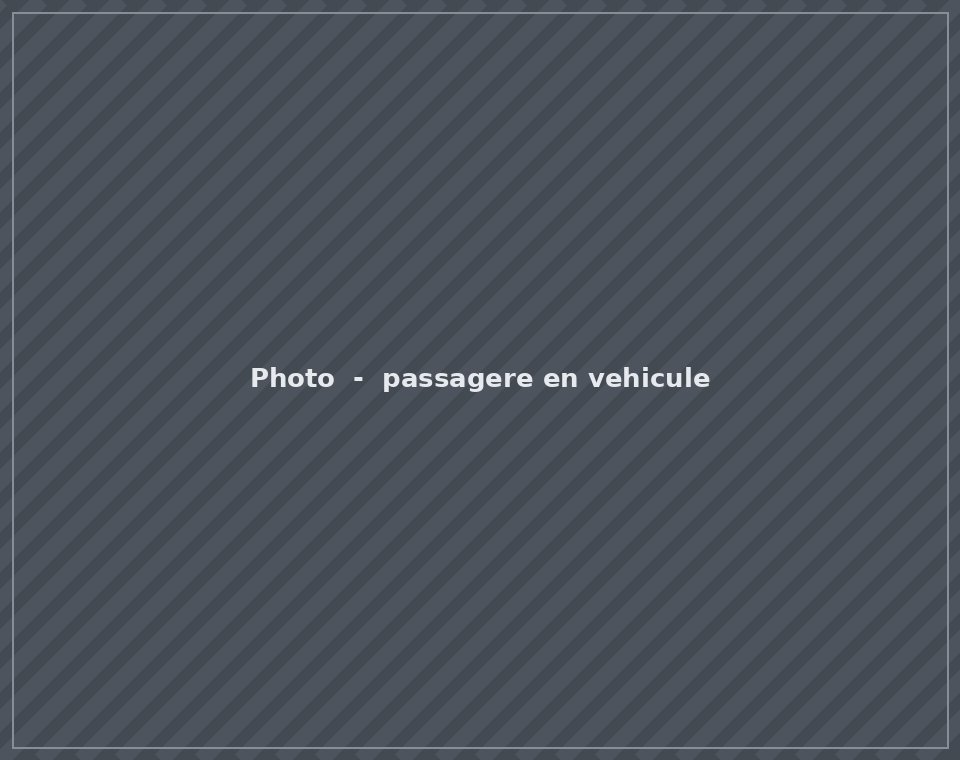 Passagere souriante a l'arriere d'un vehicule