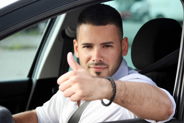 Chauffeur au volant saluant le client
